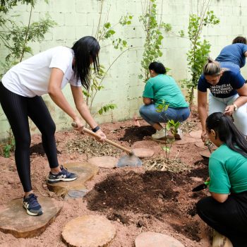 A equipe escolar é mobilizada para incentivar o contato com a natureza desde cedo